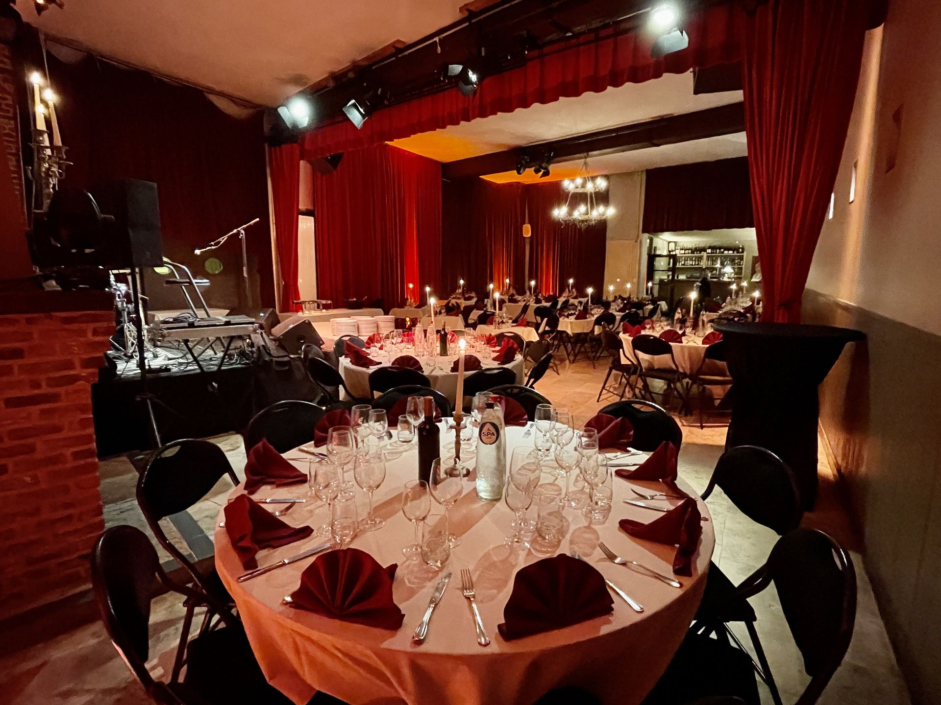 La Grande Salle du Rideau Rouge